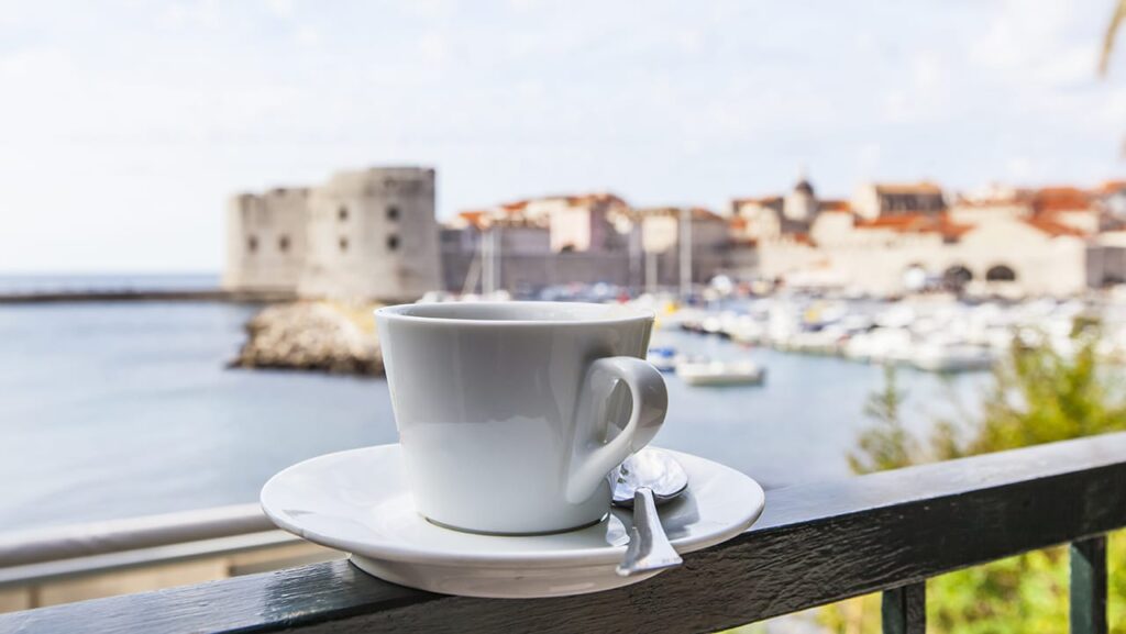 Eine Kaffeetasse auf dem Bild soll verdeutlichen, dass es beim Kurzzeitfasten oder intermittierendem Fasten darum geht, eine gewisse Zeit am Tag nicht zu essen. Schwarzer Kaffee ist in dieser Zeit erlaubt.