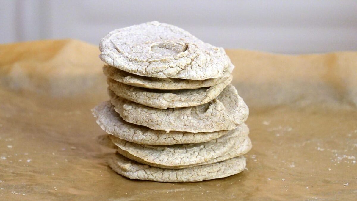 Stapel hausgemachter Haferkekse auf Backpapier, direkt aus dem Ofen.